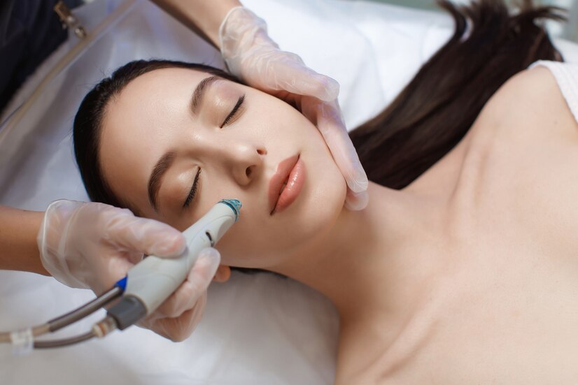 professional-female-cosmetologist-doing-hydrafacial-procedure_302872-23